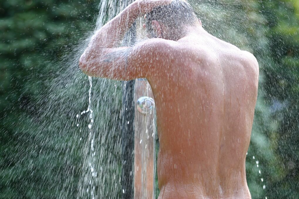Sodalı bir banyodan sonra, bir erkeğin serin bir duş alması gerekir. 